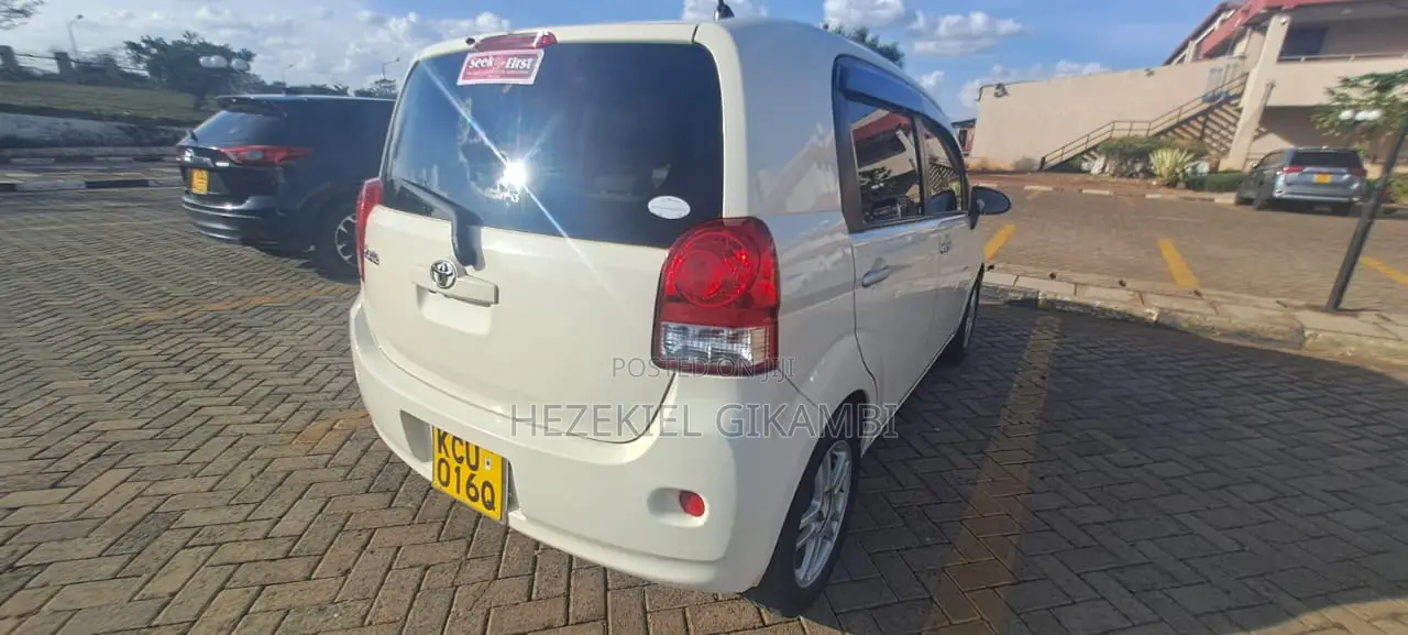 Toyota Porte 2012 Beige