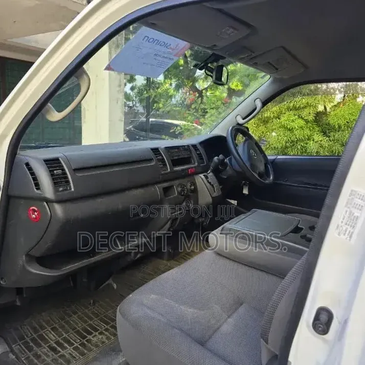 Toyota HiAce 2019 White