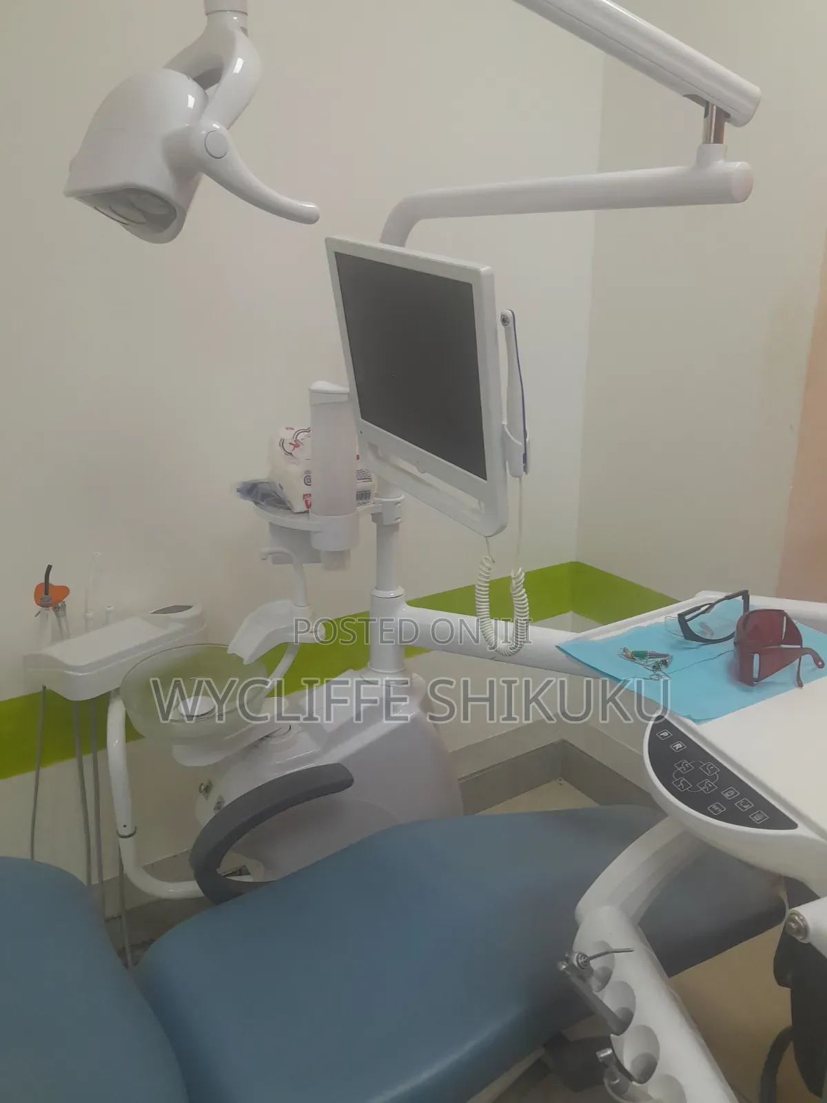Dentist Computer Is in Nairobi CBD Asking 250,000