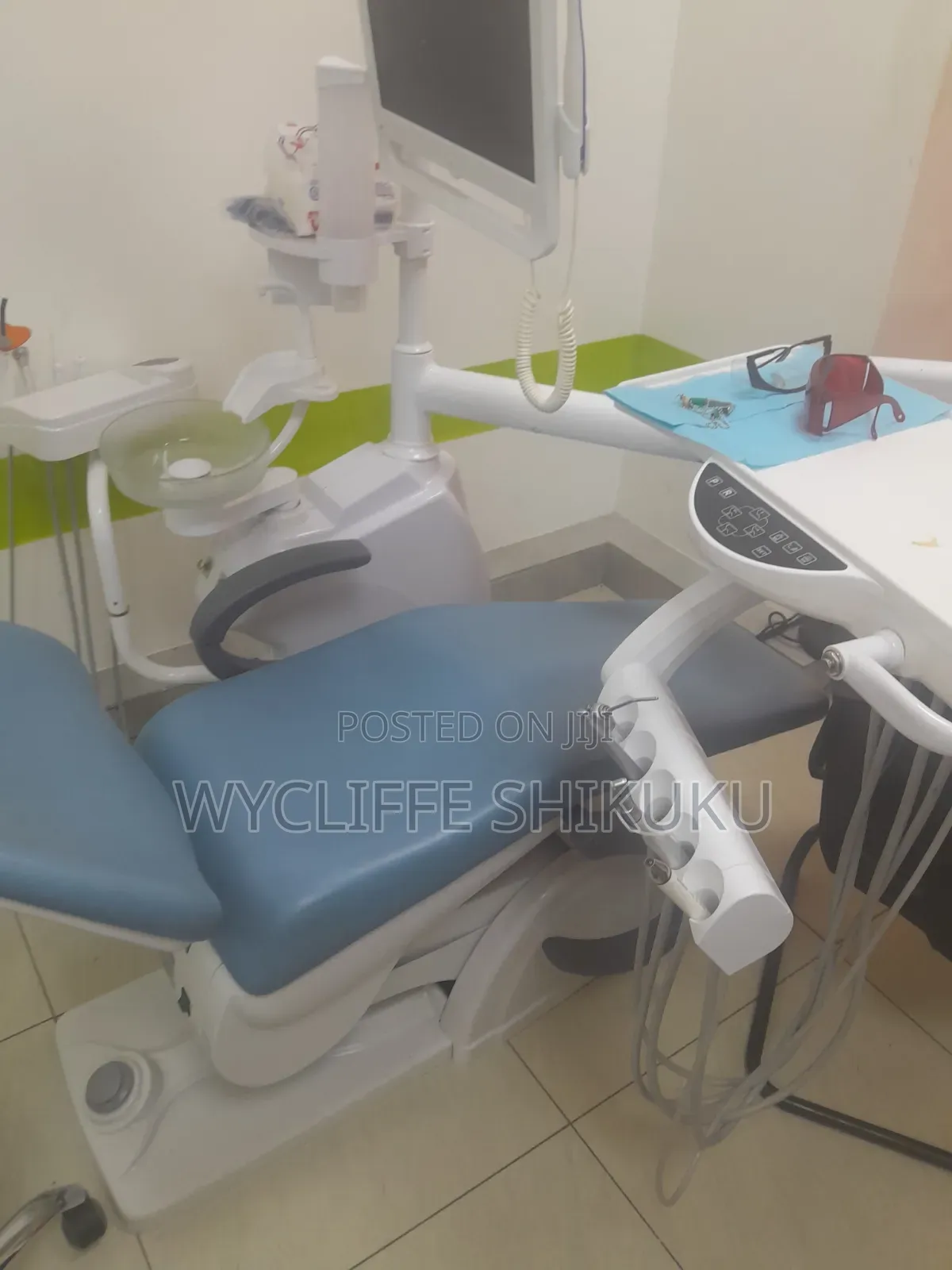 Dentist Computer Is in Nairobi CBD Asking 250,000