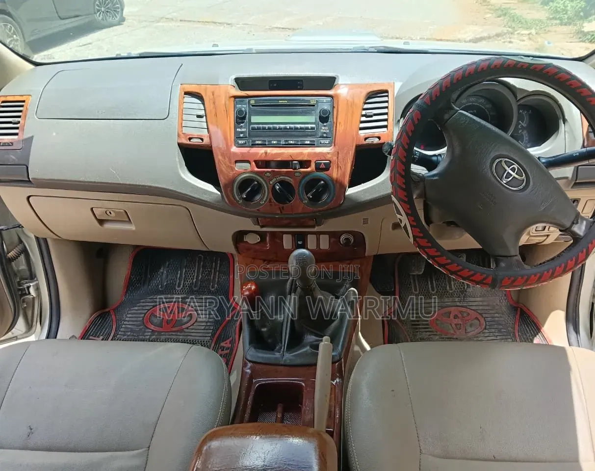 Toyota Hilux 2010 Beige