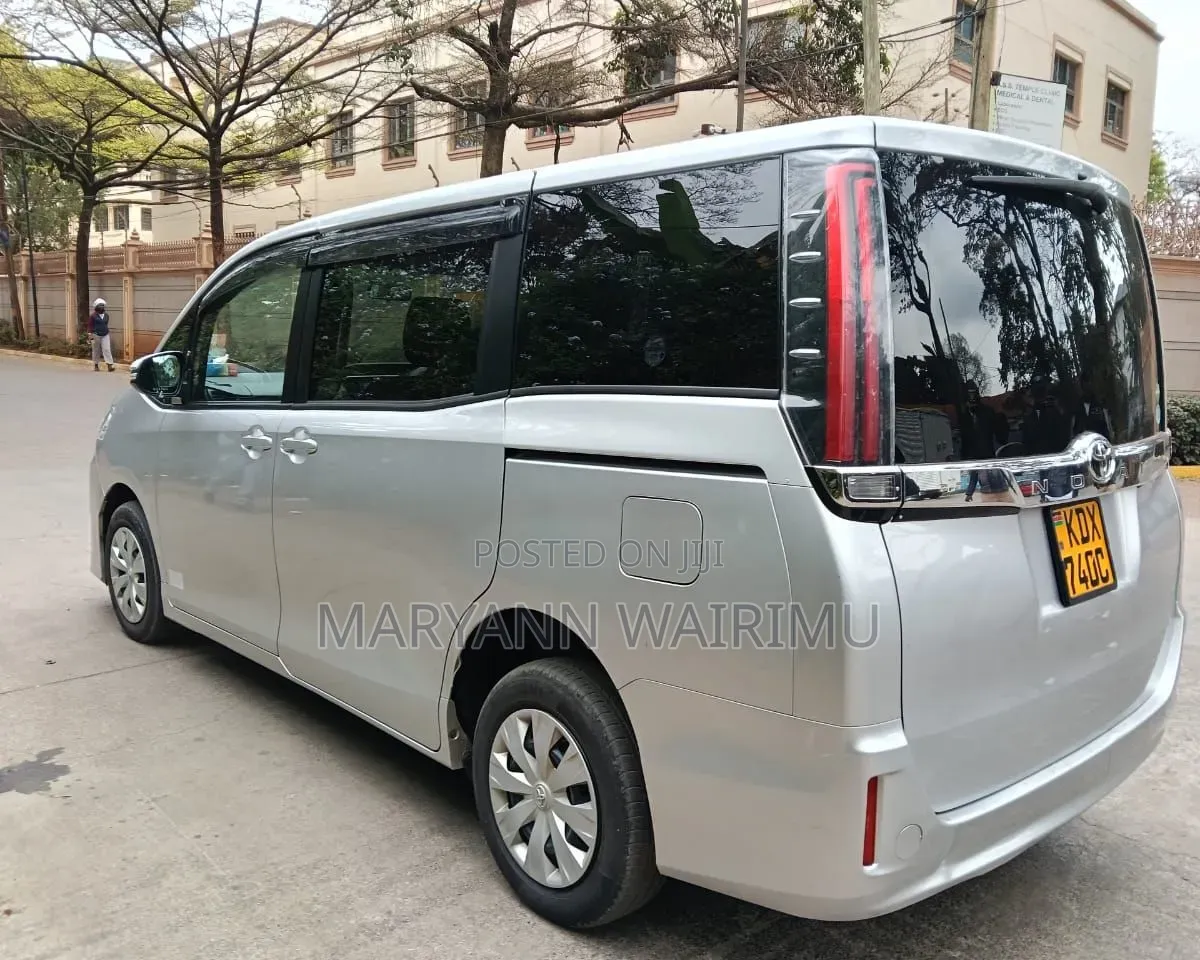 Toyota Noah 2.0 FWD (8 Seater) 2018 Silver