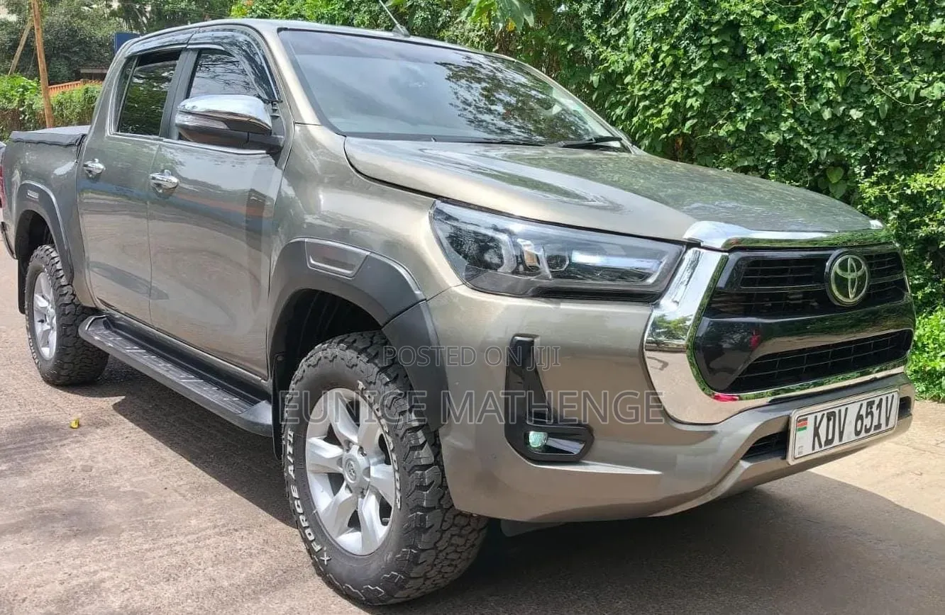 Toyota Hilux 2023 Gray