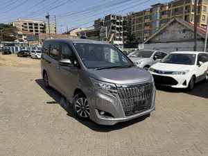 Toyota Esquire 2.0 FWD (7 seater) 2019 Gold