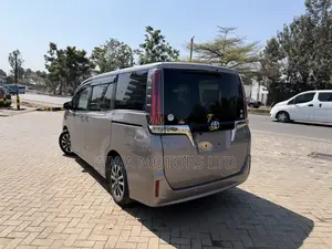 Toyota Esquire 2.0 FWD (7 seater) 2019 Gold