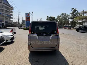 Toyota Esquire 2.0 FWD (7 seater) 2019 Gold