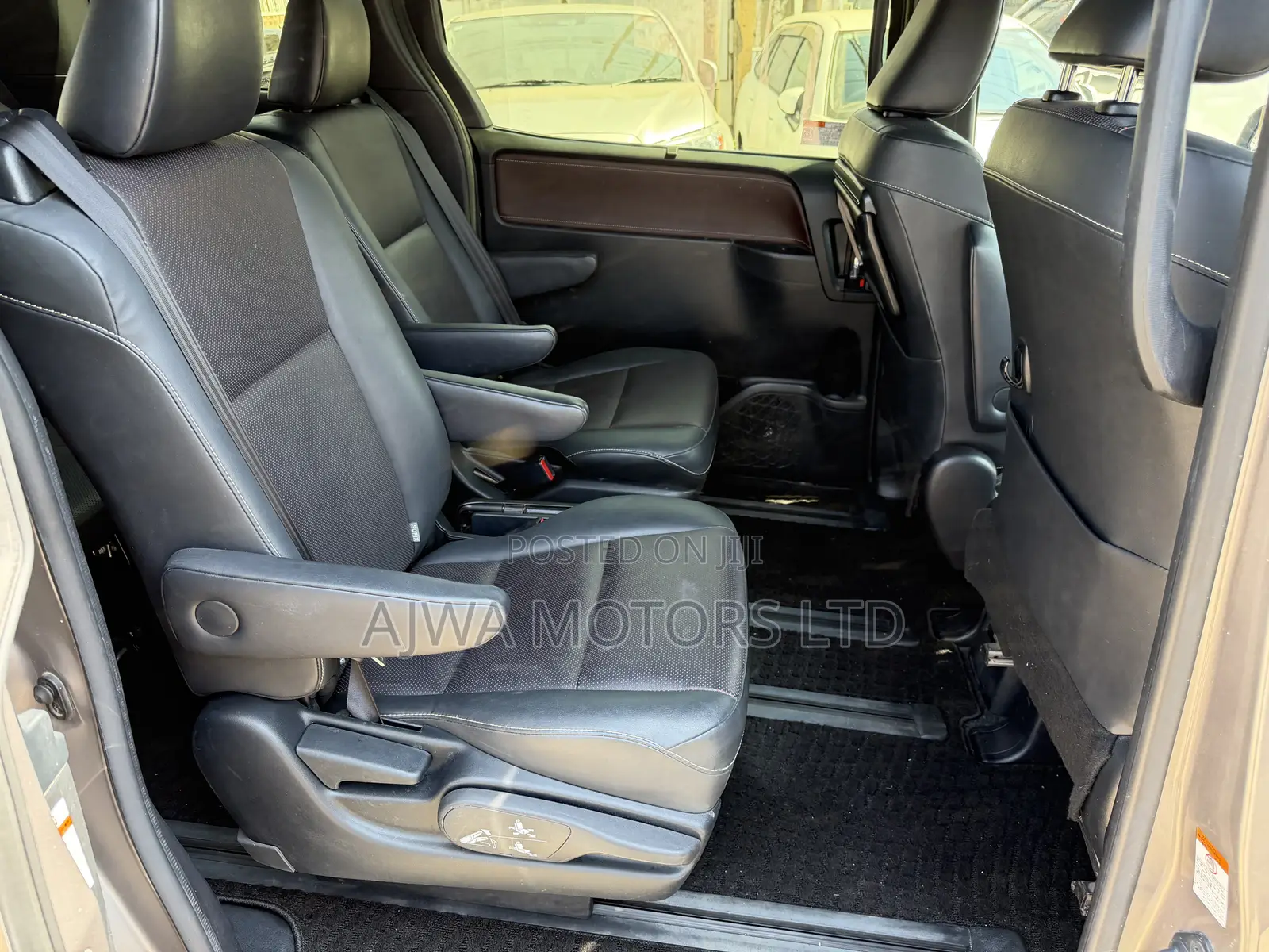 Toyota Esquire 2.0 FWD (7 seater) 2019 Gold