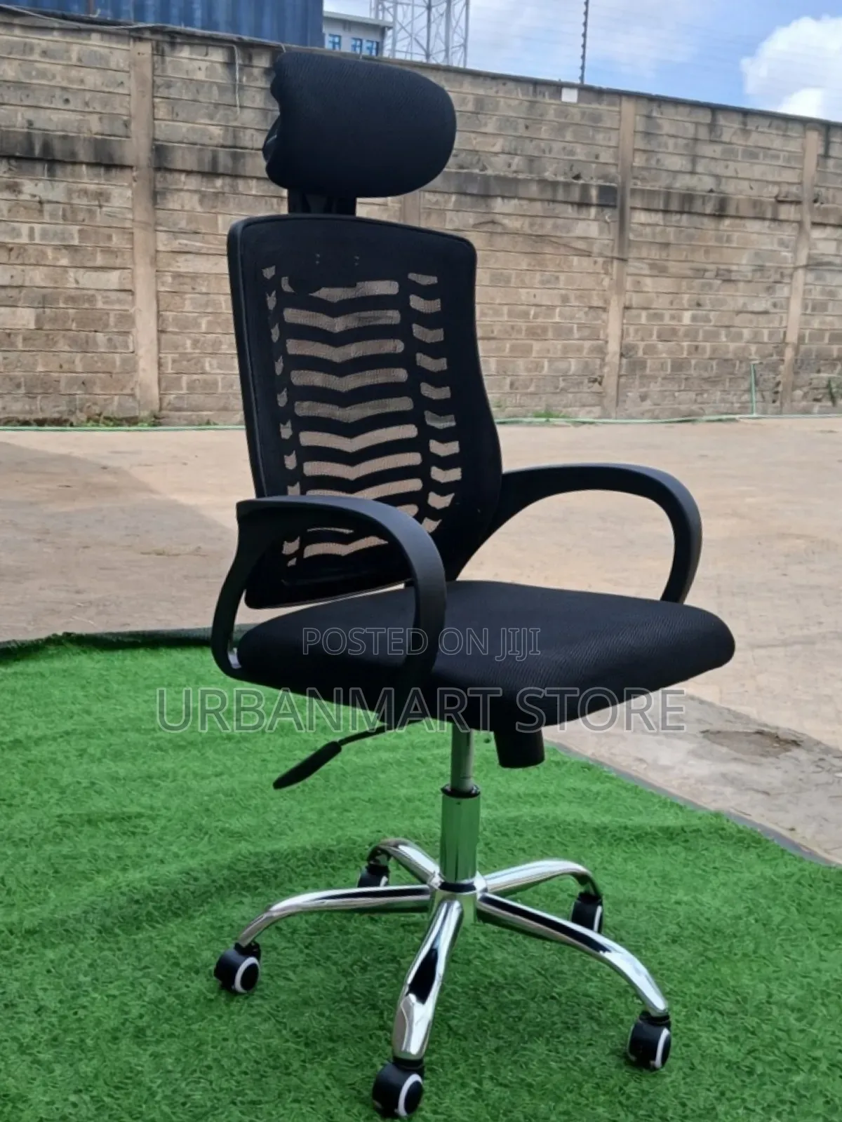 Adjustable Office Chair With 360° Rotation and Headrest