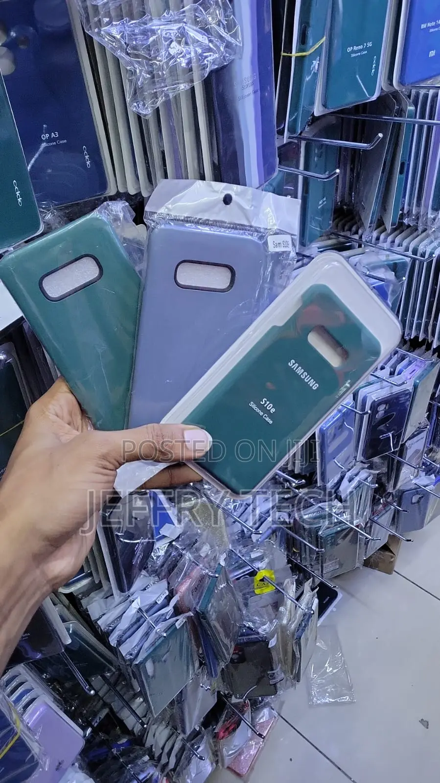 Green Liquid Silicone Soft-Touch Case for the Samsung Galaxy S10e