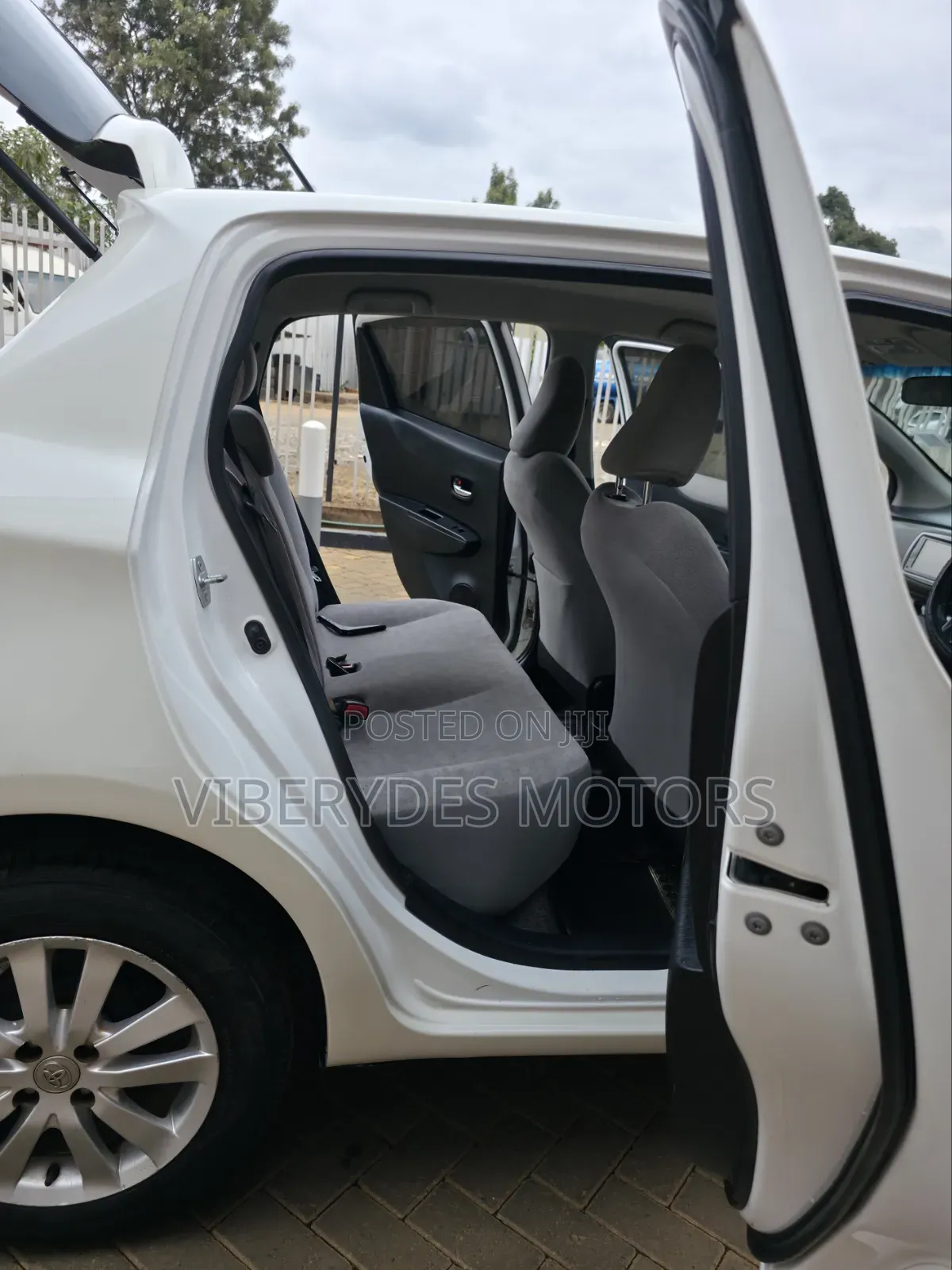 Toyota Vitz 2013 White