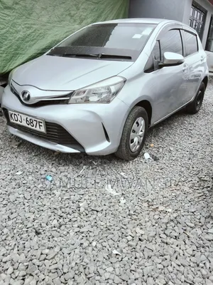 Toyota Vitz 2015 Silver