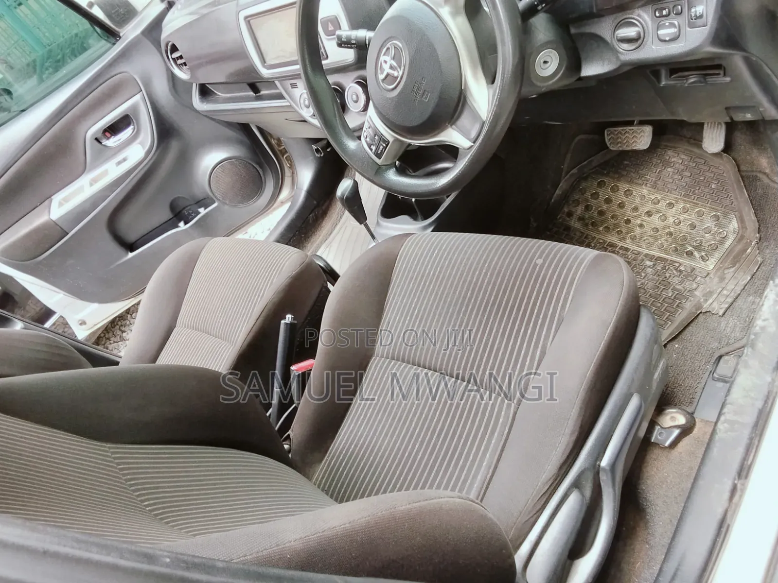 Toyota Vitz 2015 Silver