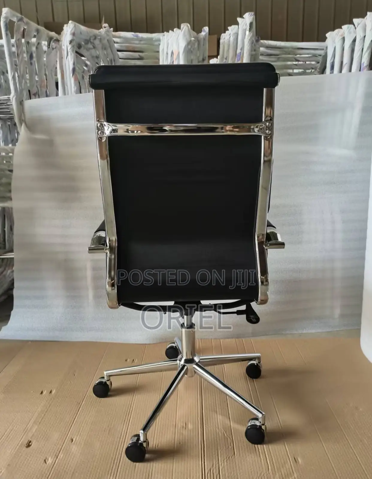 Office Chair : Padded High-Back PU Leather Swivel Seat
