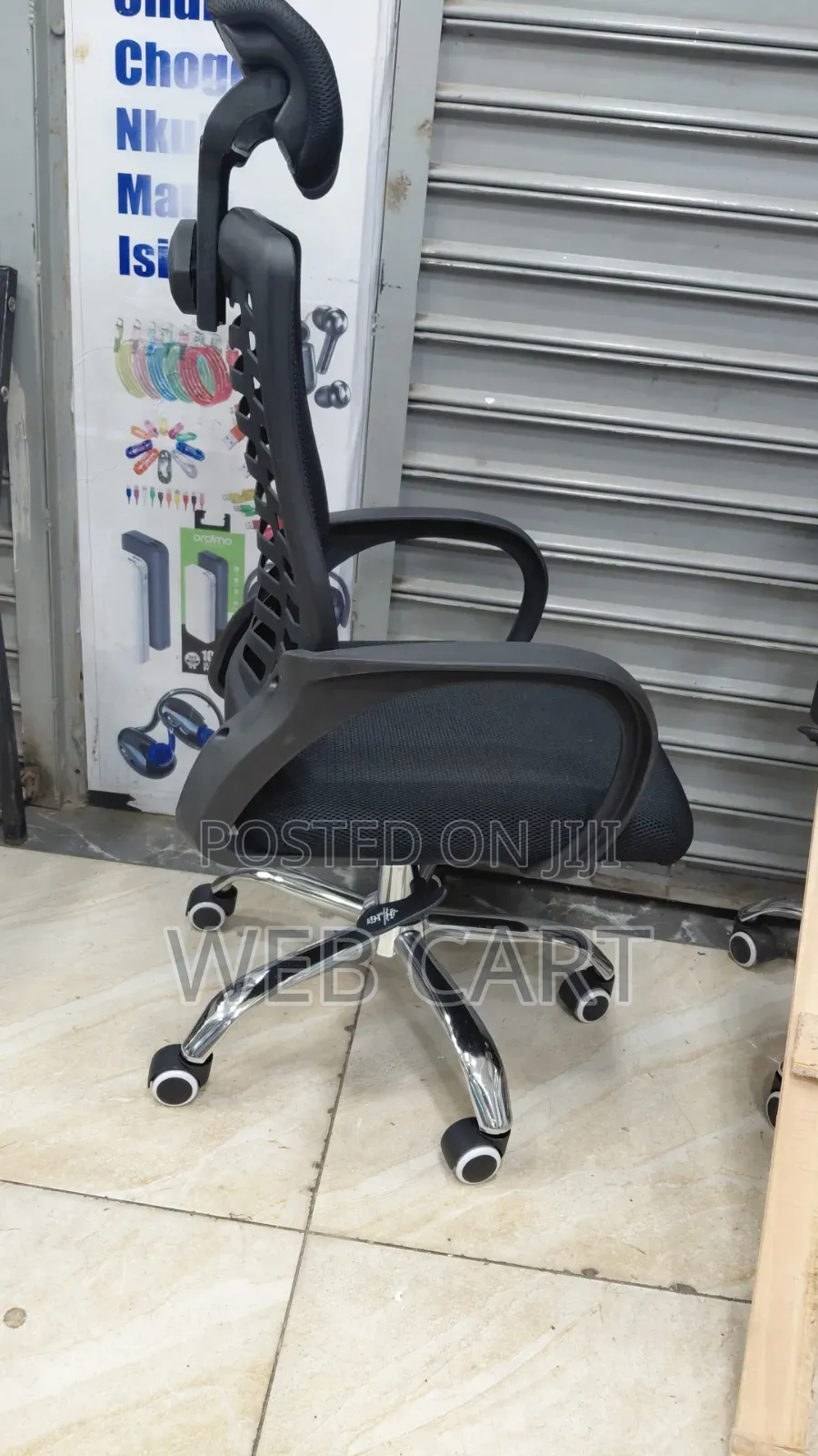 Adjustable Office Chair With Headrest and Wheels
