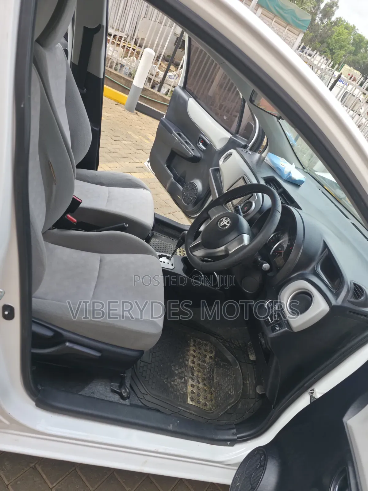 Toyota Vitz 2012