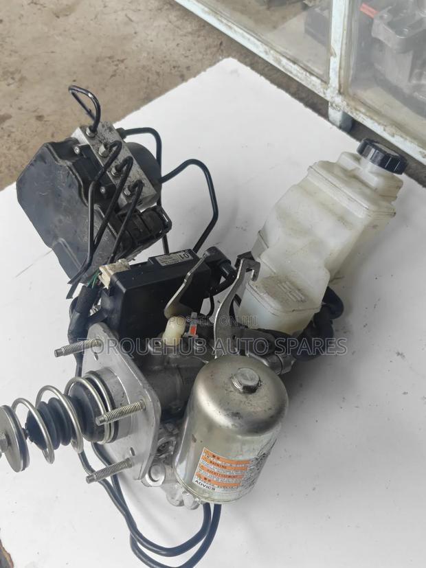 Nissan X-Trail NT32 Hybrid Brake Booster/Master Cylinder. - thumbnail 2
