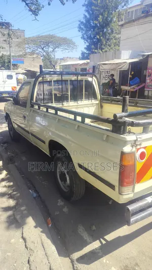 Nissan Pick-Up 1995 Beige