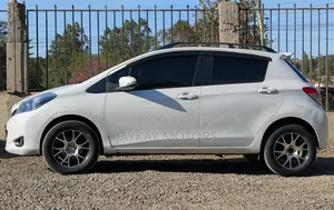 Toyota Vitz 1.3 FWD 5dr 2014 Pearl