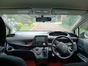 Toyota Sienta 2016 Silver
