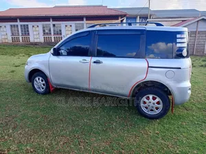 Toyota Sienta 2010 Silver
