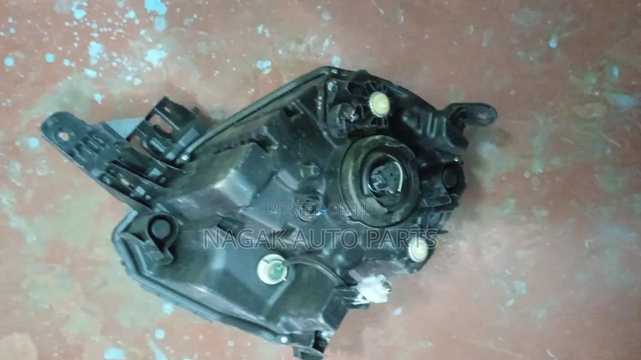 Daihatsu Cast 2015 Headlight