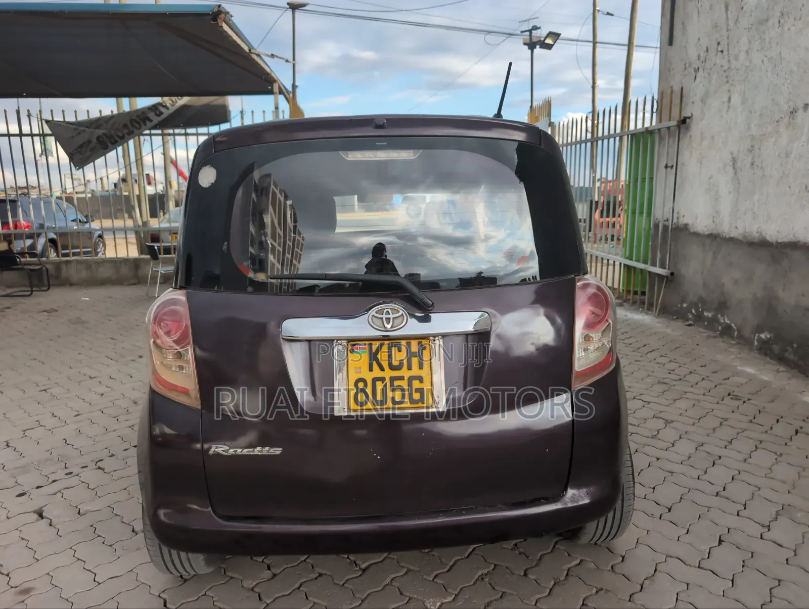 Toyota Ractis 2009 Maroon