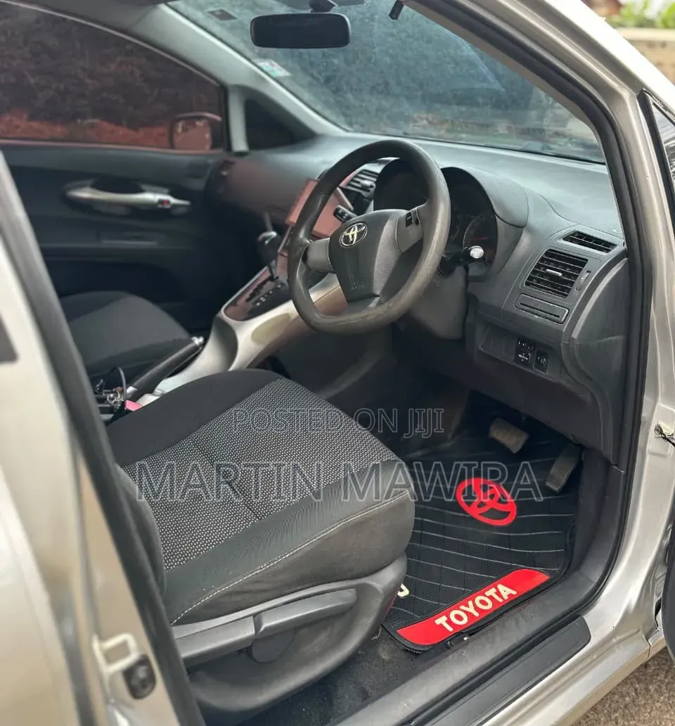 Toyota Auris 2010 Silver