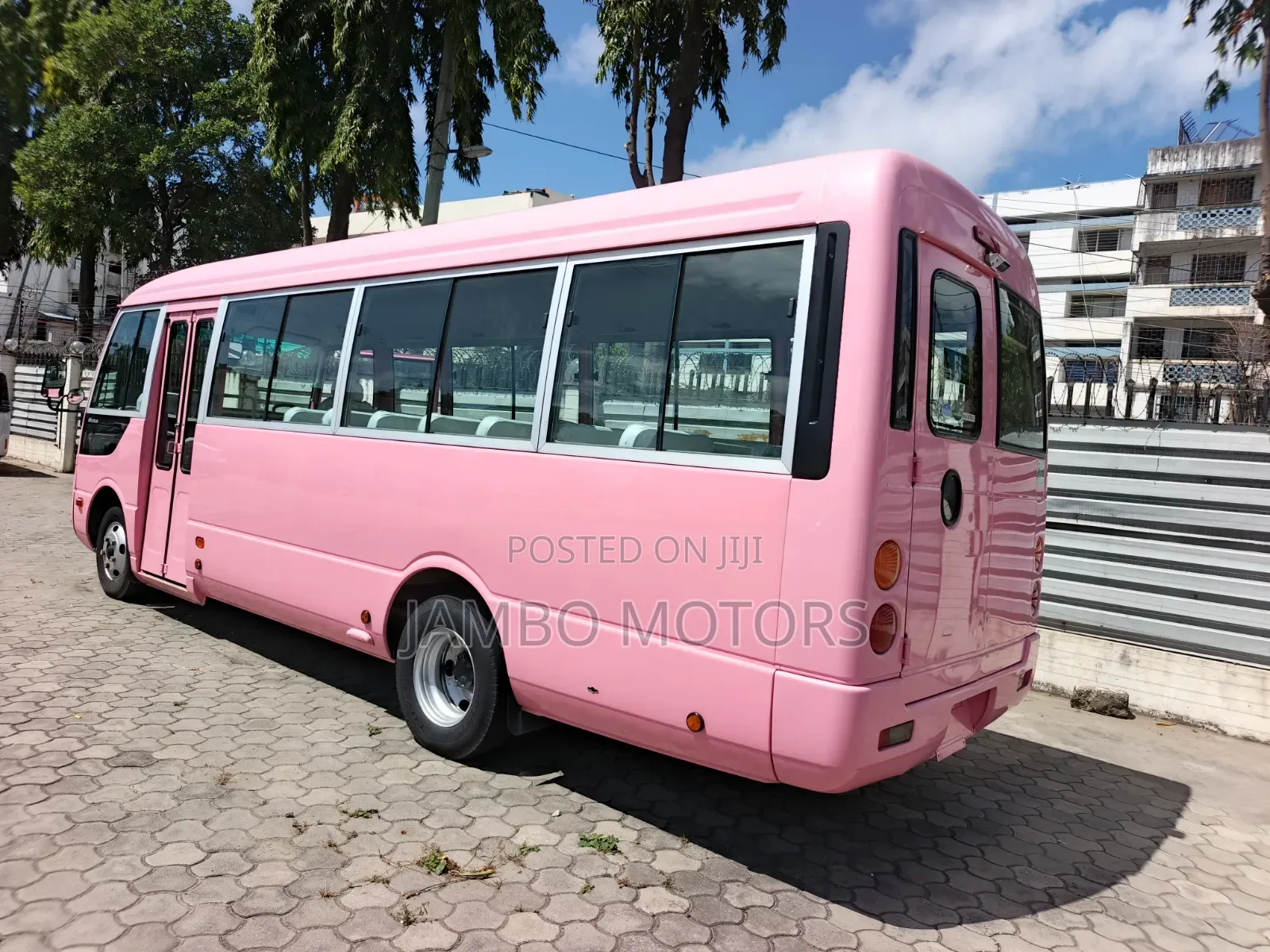 Mitsubishi Fuso Rosa 2020 Pink