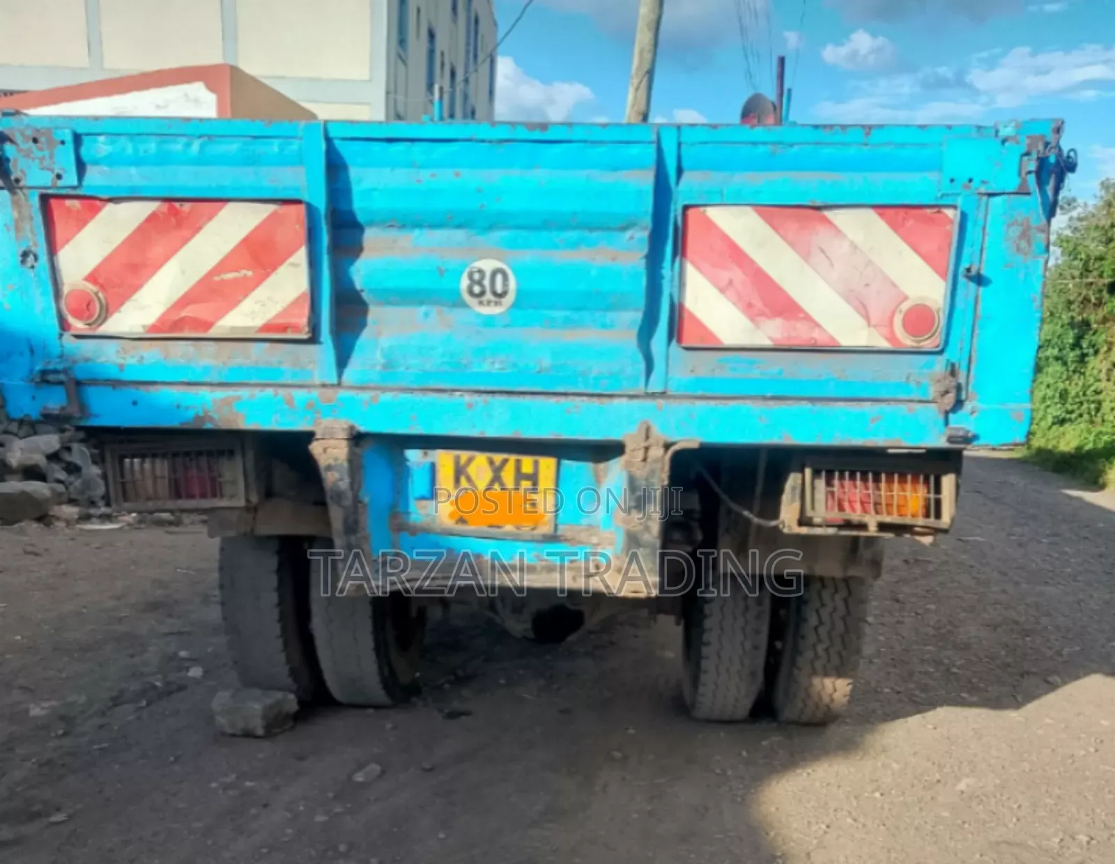 Operating Isuzu FTR 1986 Blue