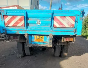 Operating Isuzu FTR 1986 Blue