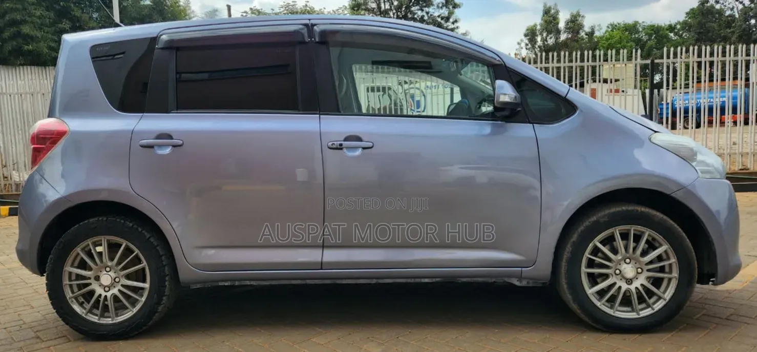 Toyota Ractis 1.3 FWD 2010 Burgundy