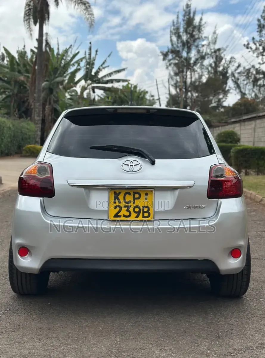 Toyota Auris 2010 Silver