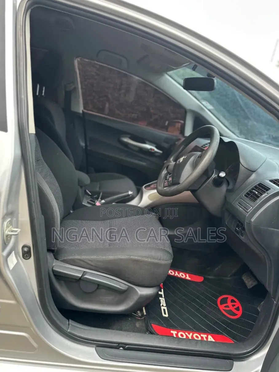 Toyota Auris 2010 Silver