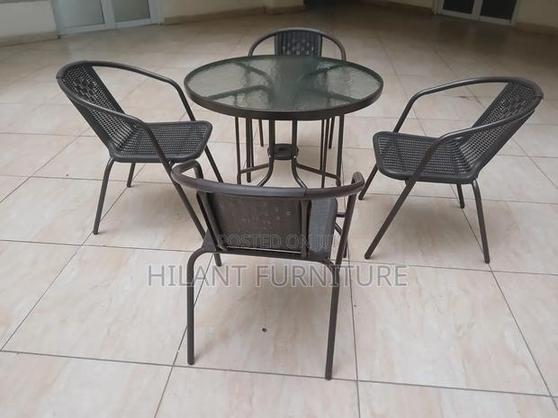 4-Seater Outdoor Mesh Dining Set With Round Glass Table
