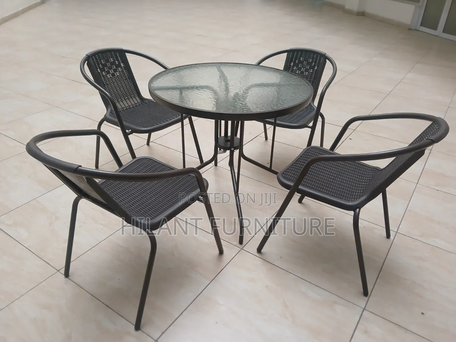 4-Seater Outdoor Mesh Dining Set With Round Glass Table
