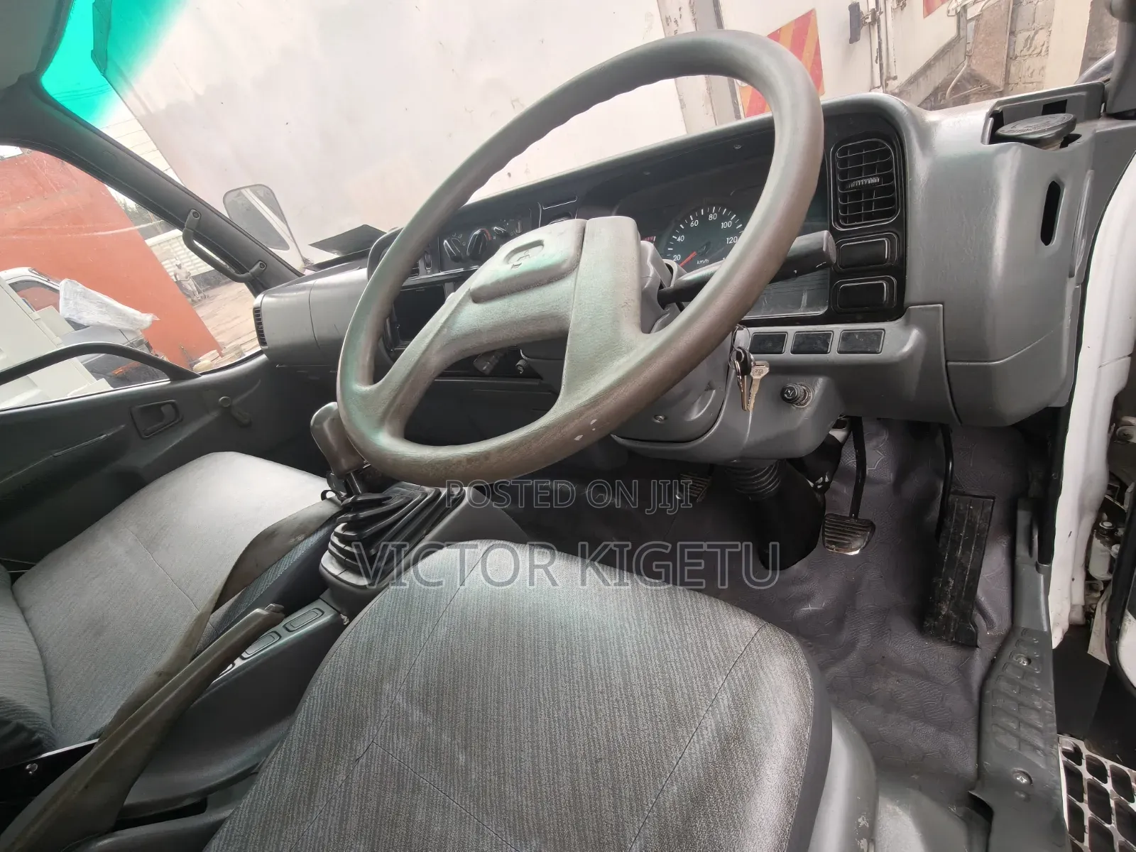 Mitsubishi FH215 Enclosed Body