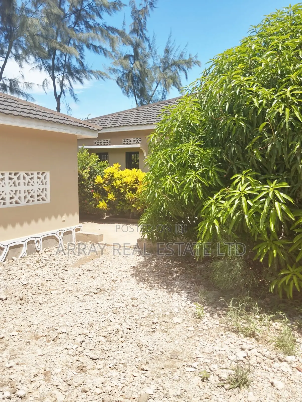 3bdrm Bungalow in Town Centre for sale