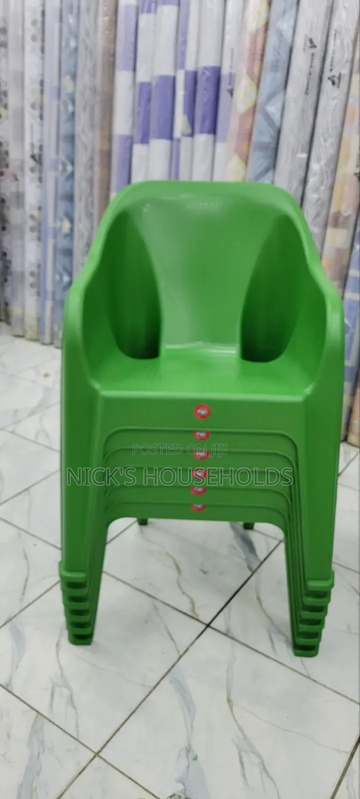 Low-Back Molded Plastic Chair With Wide Armrests and a Spacious Seat