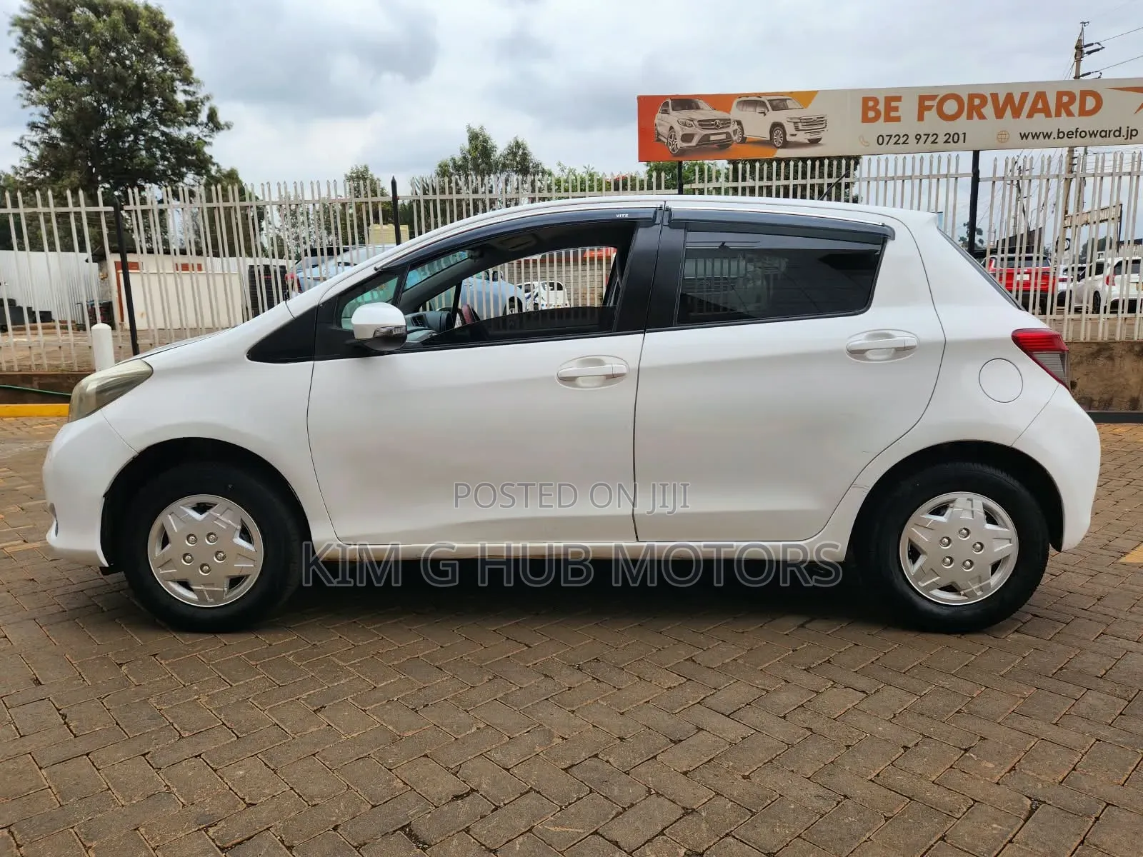 Toyota Vitz 1.3 FWD 5dr 2012 Pearl