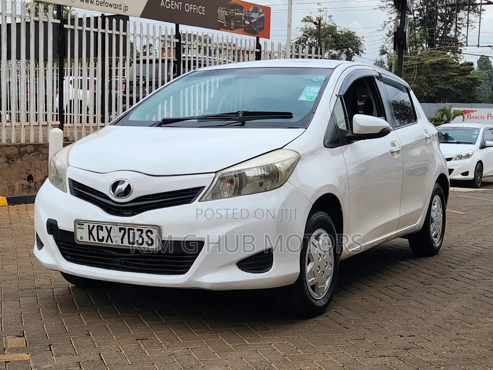 Toyota Vitz 1.3 FWD 5dr 2012 Pearl