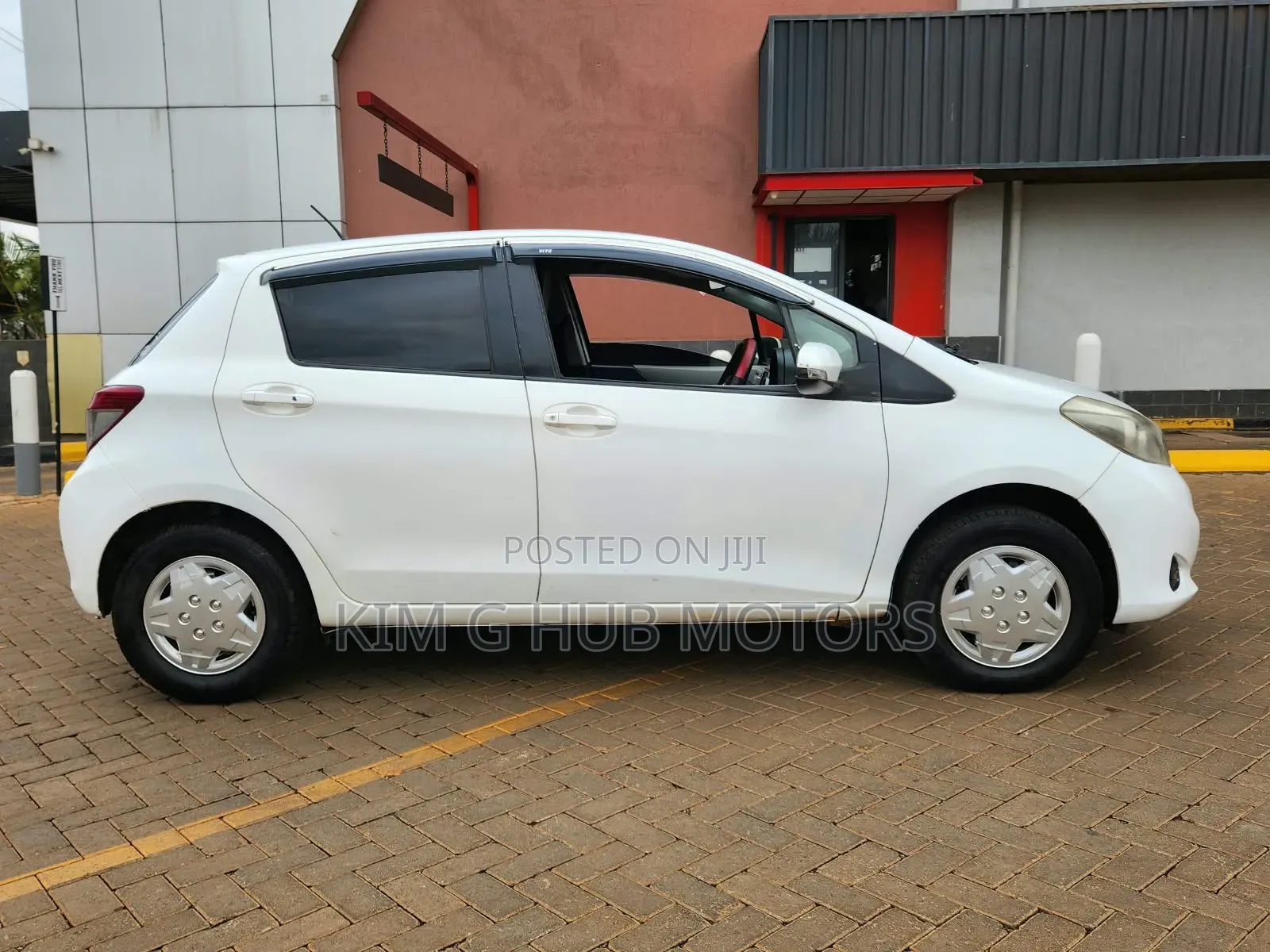 Toyota Vitz 1.3 FWD 5dr 2012 Pearl
