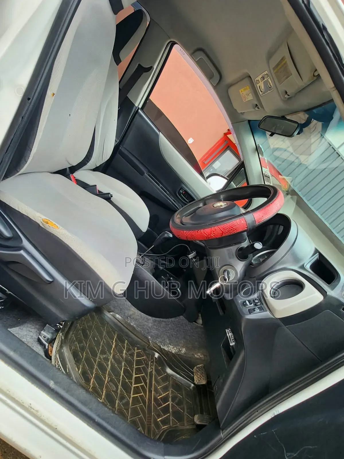 Toyota Vitz 1.3 FWD 5dr 2012 Pearl
