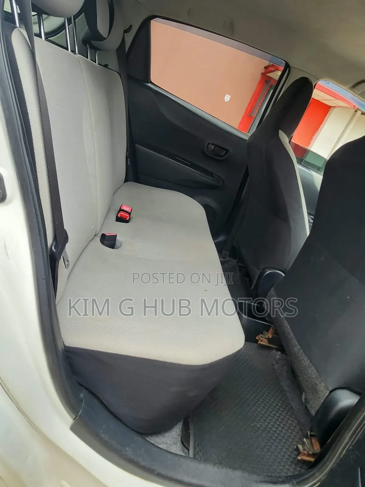 Toyota Vitz 1.3 FWD 5dr 2012 Pearl