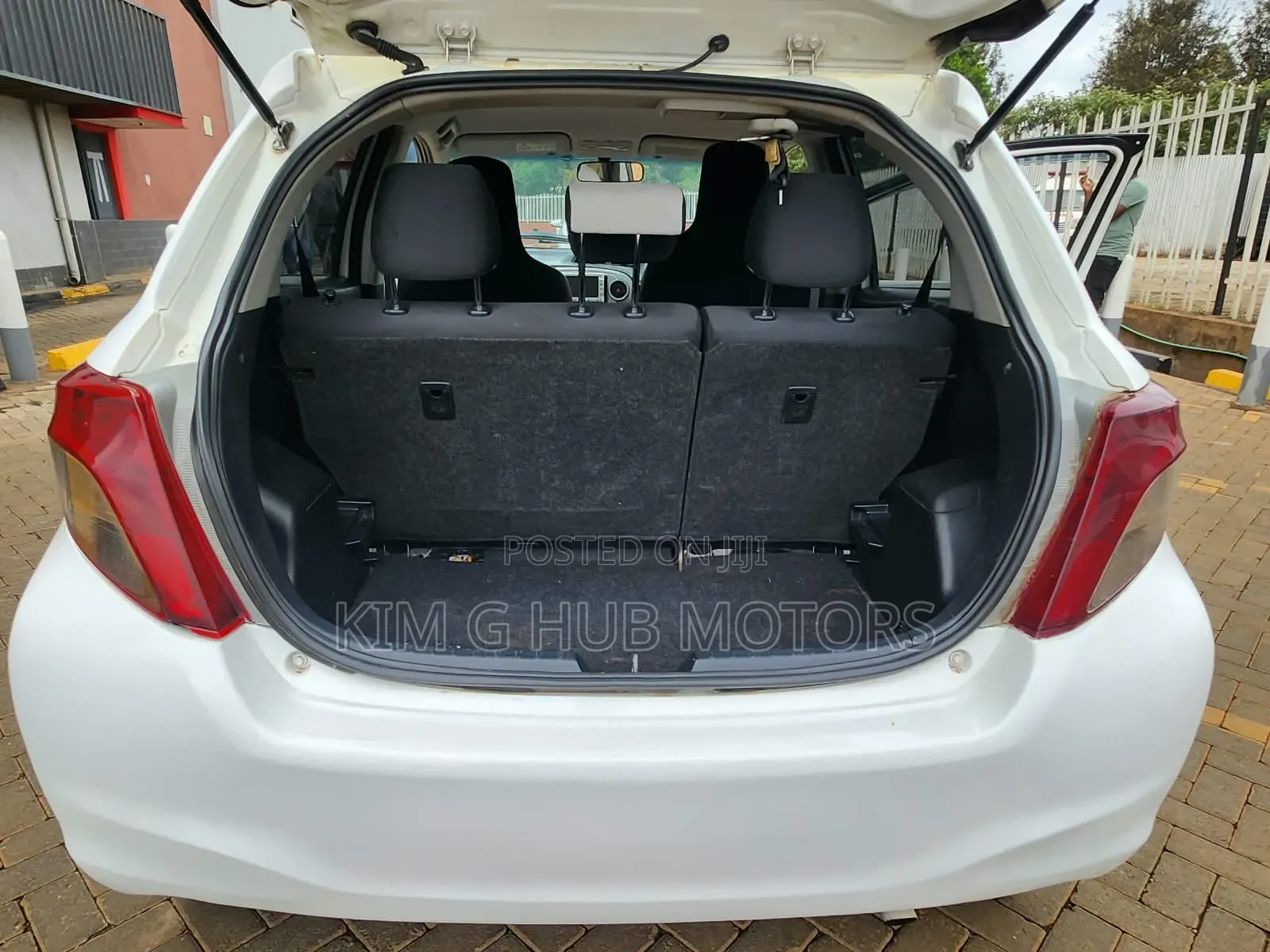 Toyota Vitz 1.3 FWD 5dr 2012 Pearl