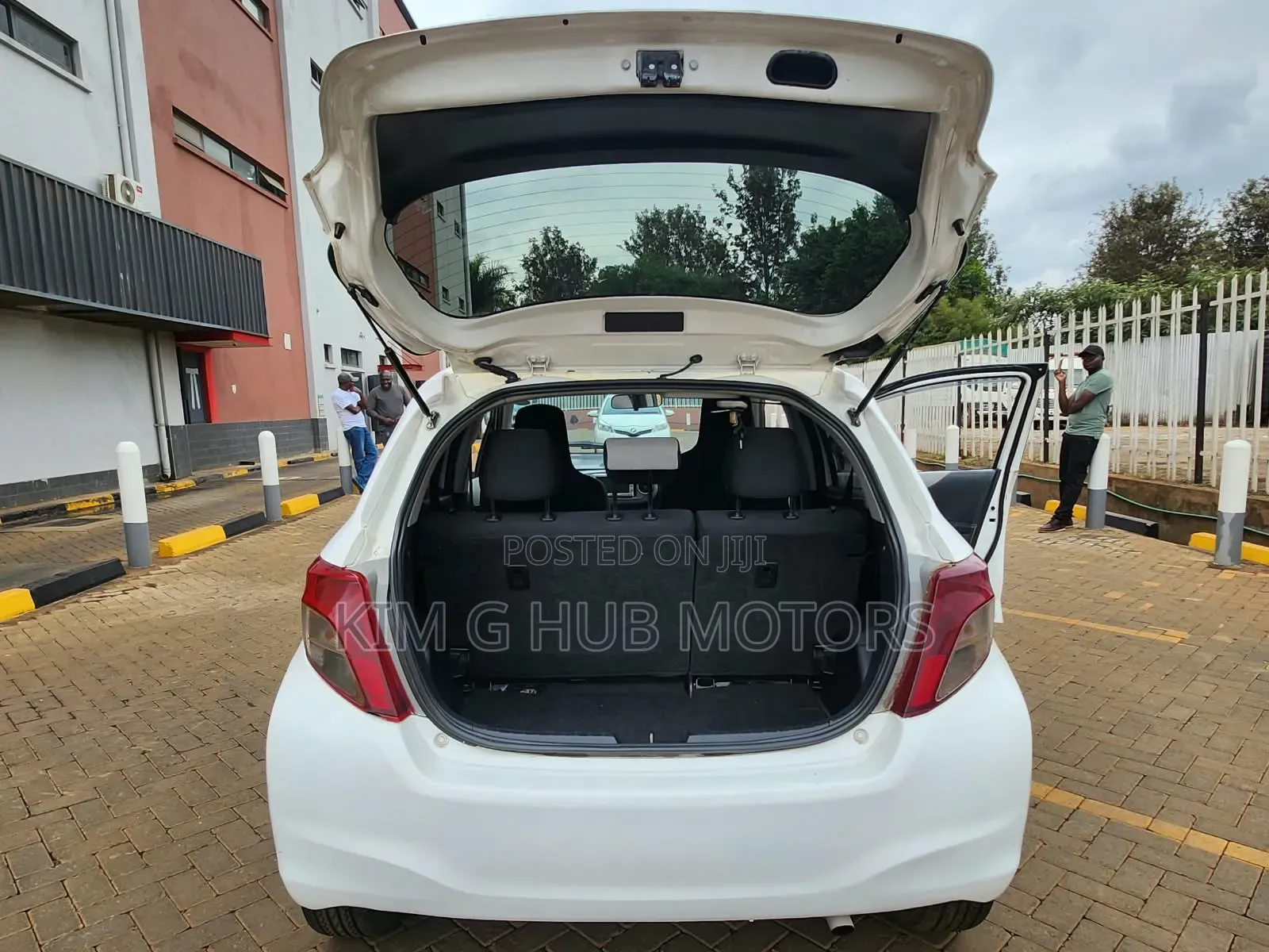 Toyota Vitz 1.3 FWD 5dr 2012 Pearl