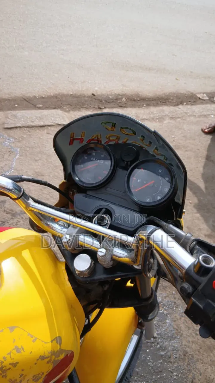 Bajaj Boxer 125 2024 Yellow