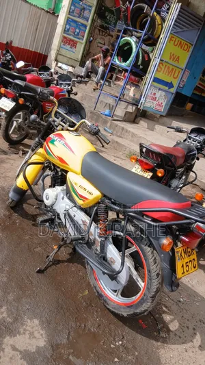 Bajaj Boxer 125 2024 Yellow