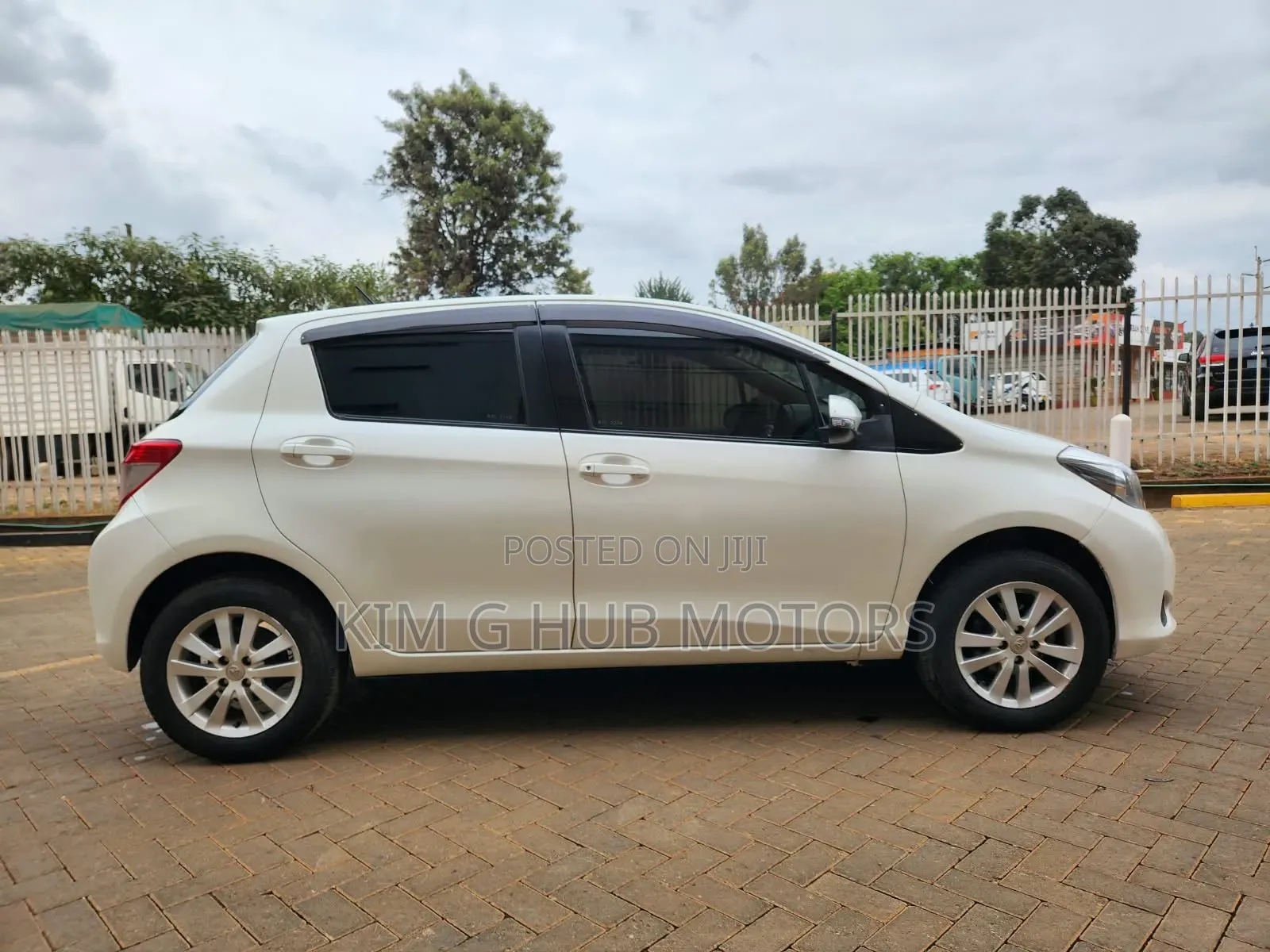 Toyota Vitz 1.3 FWD 5dr 2014 Pearl