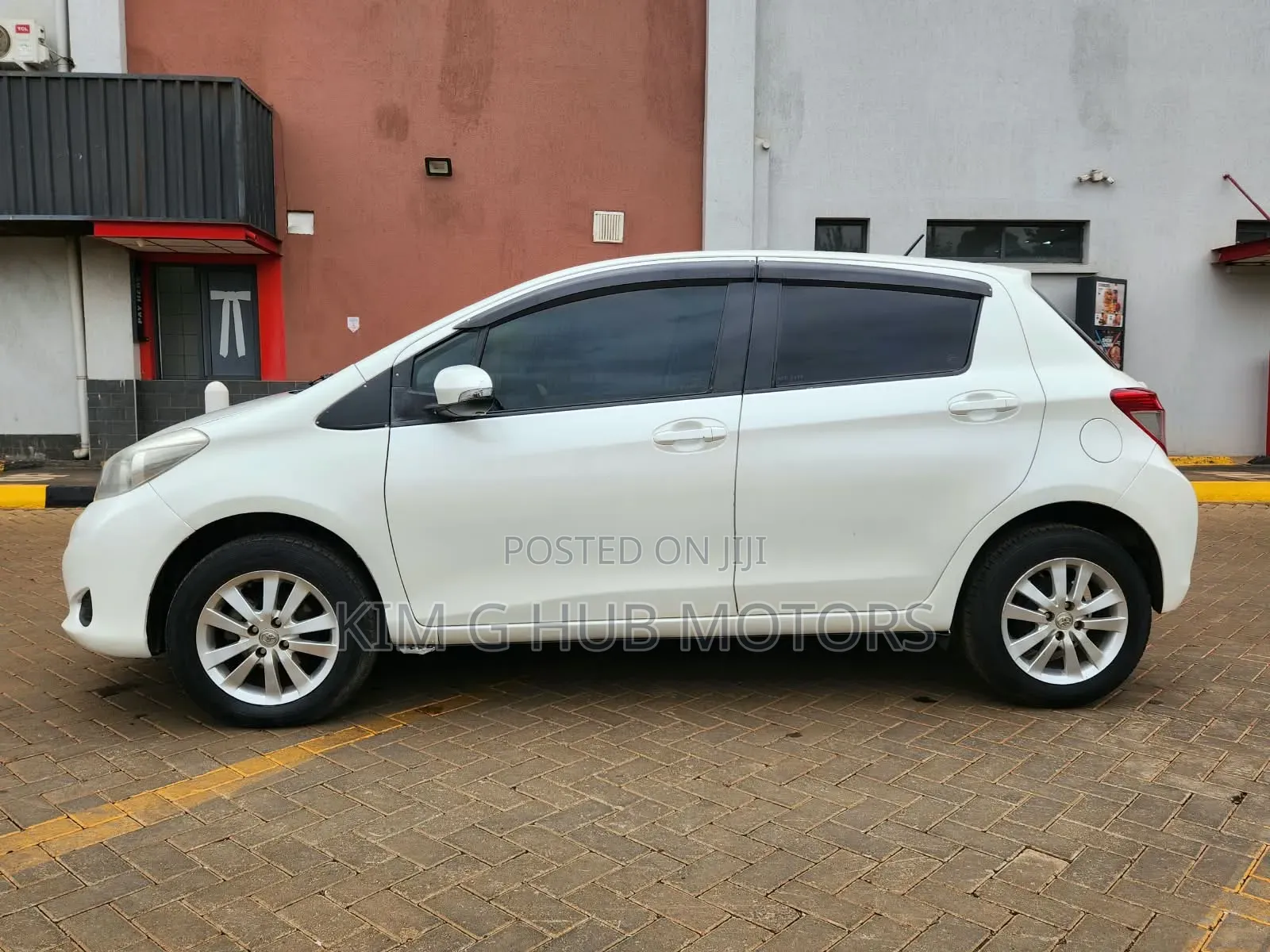 Toyota Vitz 1.3 FWD 5dr 2014 Pearl