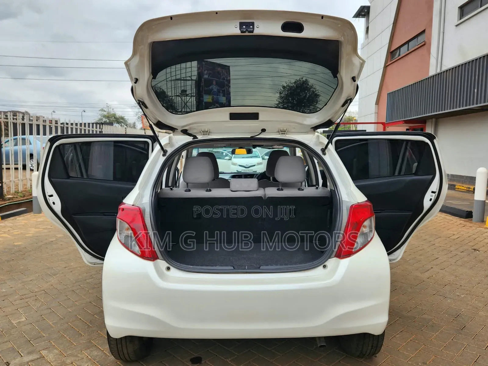 Toyota Vitz 1.3 FWD 5dr 2014 Pearl